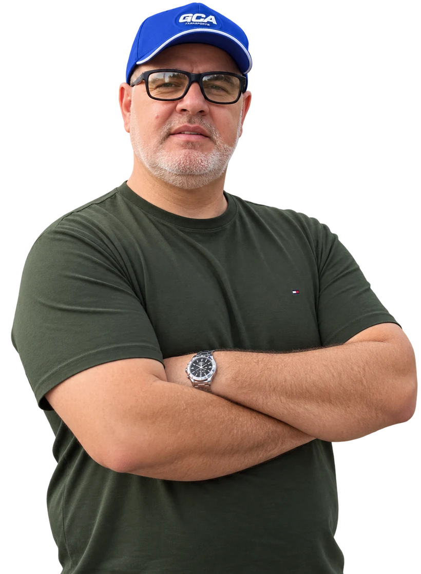 Juliano Rodrigo de Faria, caminhoneiro associado da Mútua, de braços cruzados